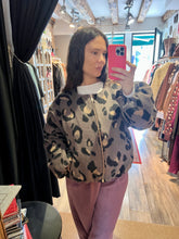 Carica l&#39;immagine nel visualizzatore di Gallery, Bomber fantasia Animalier
