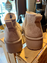 Carica l&#39;immagine nel visualizzatore di Gallery, Stivaletti Eco-pelliccia
