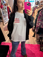 Carica l&#39;immagine nel visualizzatore di Gallery, T-shirt ALMENO PIOVESSE PROSECCO
