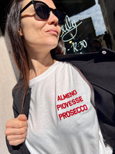 Carica l&#39;immagine nel visualizzatore di Gallery, T-shirt ALMENO PIOVESSE PROSECCO
