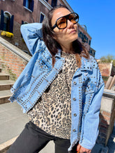 Carica l&#39;immagine nel visualizzatore di Gallery, Susy Mix Giubbino Jeans Borchie
