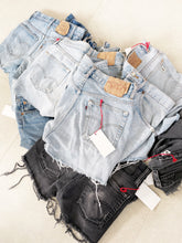 Carica l&#39;immagine nel visualizzatore di Gallery, California Vintage Levi’s Shorts

